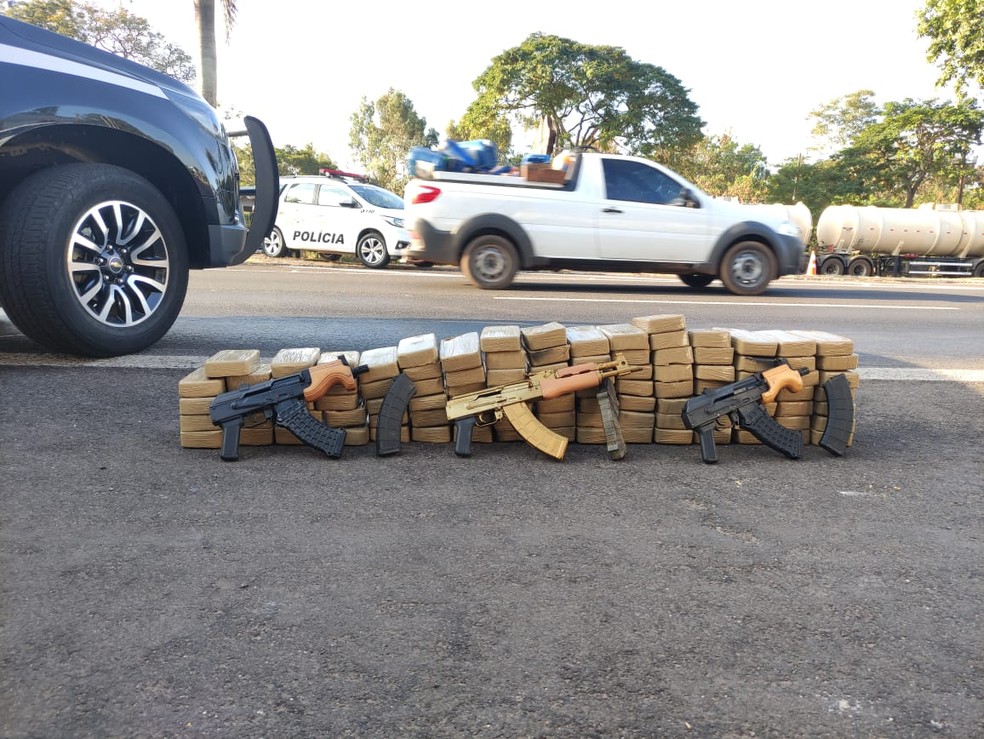 Fuzis, carregadores e cocaína foram apreendidos em Regente Feijó (SP) — Foto: Murilo Zara/TV Fronteira
