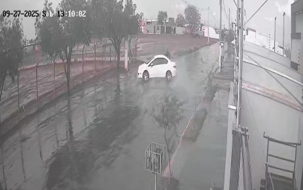Imagens mostram acidente de carro e moto em MT — Foto: Reprodução
