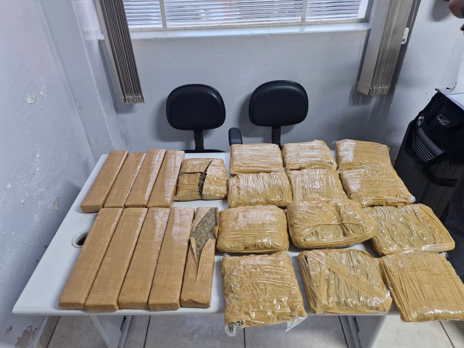 Passageira de ônibus contratada para levar 22 pacotes de maconha de MS ao PR é interceptada em Presidente Prudente