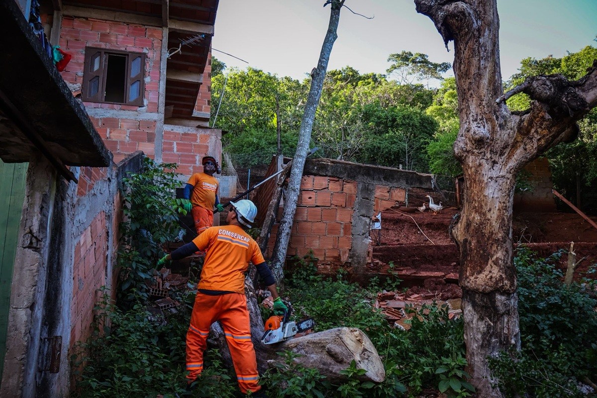 Encosta é interditada após movimentação de terra em Cabo Frio