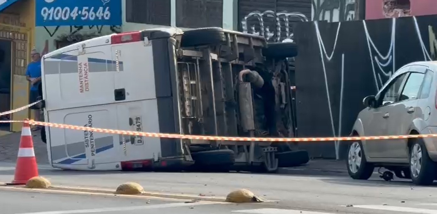 Van que transportava presos tomba após batida em cruzamento de Bauru