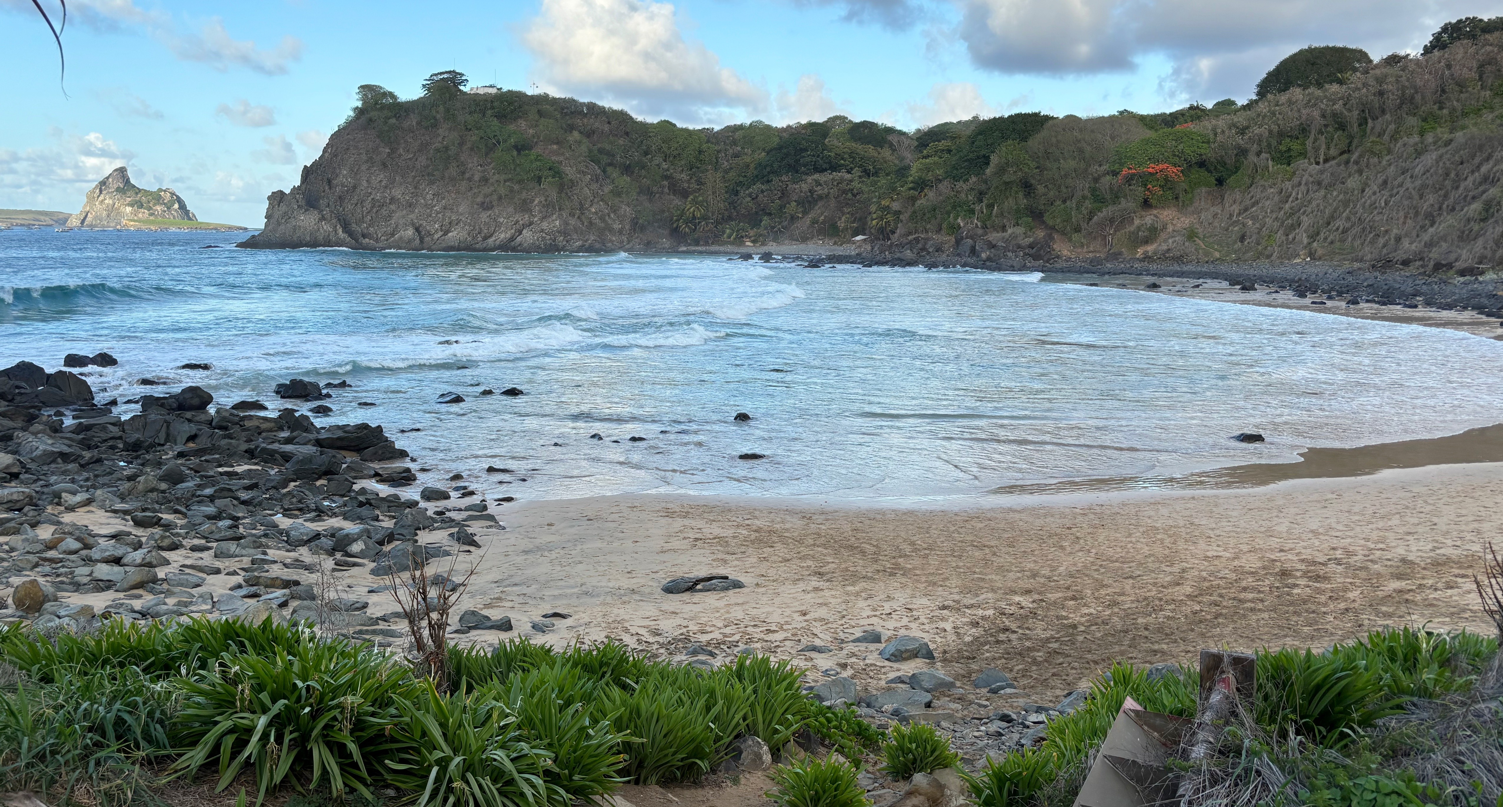 Praia onde turista morreu em Fernando de Noronha não tem salva-vidas nem sinalização