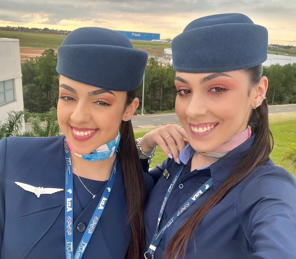 Giovanna (à esquerda) e Giulia Cesta (à direita), irmãs e comissárias de voo — Foto: Arquivo pessoal