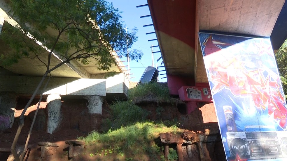 Motorista saiu do veículo sem ferimentos. — Foto: Reprodução/RPC Londrina