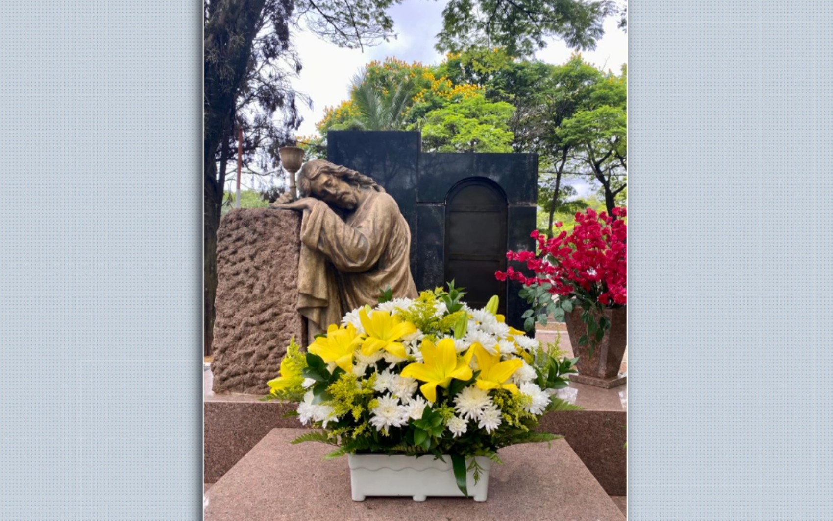 Estátua de bronze é furtada de túmulo em cemitério de Monte Alto, SP