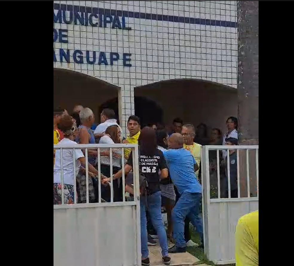 Confus&atilde;o na porta da C&acirc;mara Municipal de Maxaranguape &mdash; Foto: Reprodu&ccedil;&atilde;o