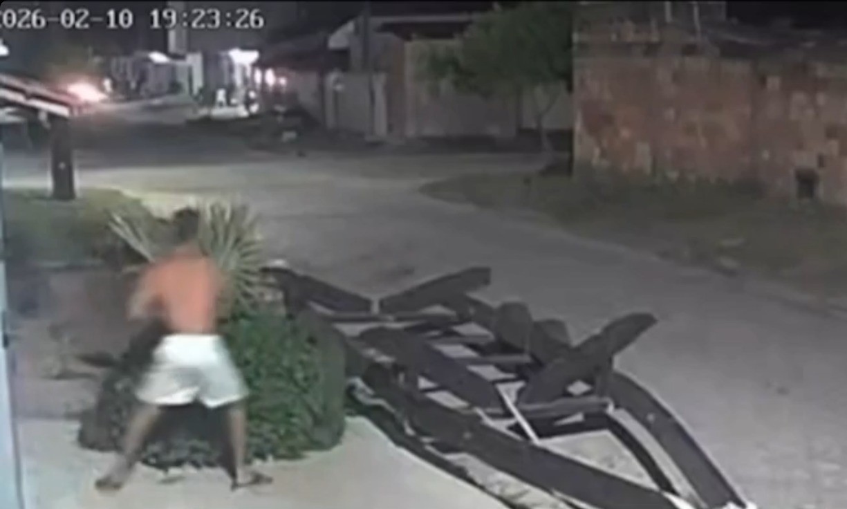 Vídeo mostra momento que homem agride cachorro com paralelepípedo na Bahia; animal teve fraturas nas patas e unhas quebradas