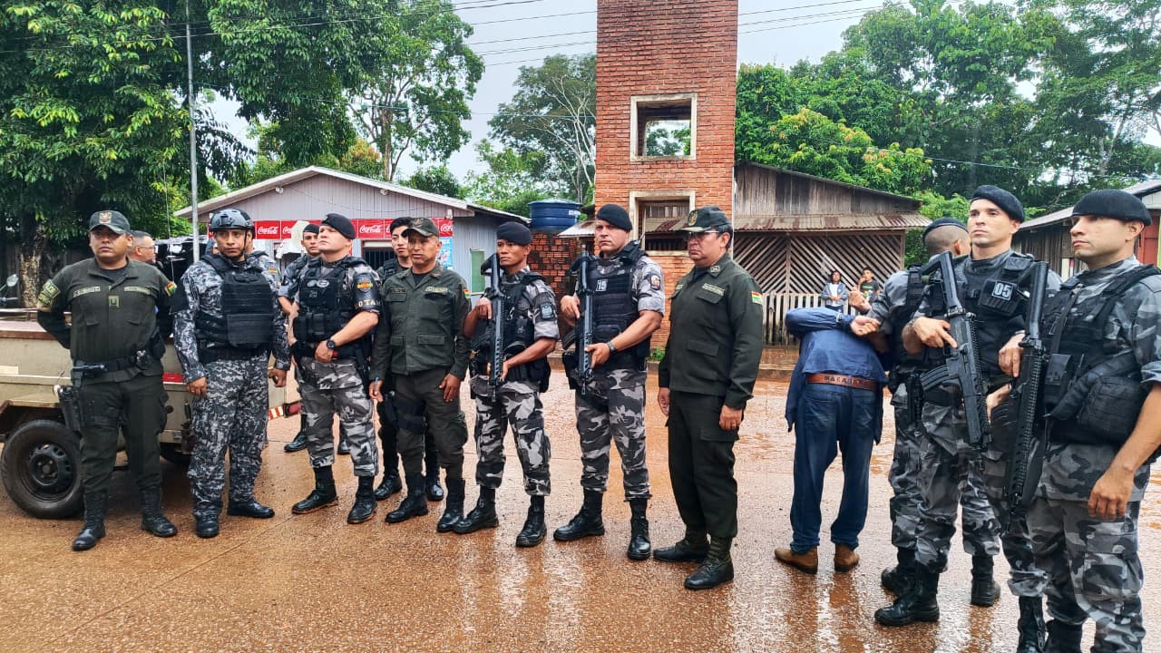 Quatro homens sequestram taxista no interior do AC, tentam fugir para a Bolívia e são presos