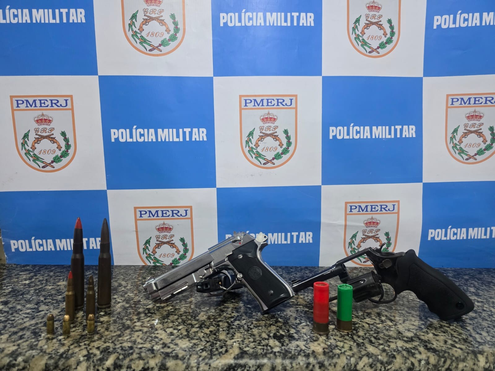 Homem é preso por ameaçar de morte a própria esposa em Volta Redonda