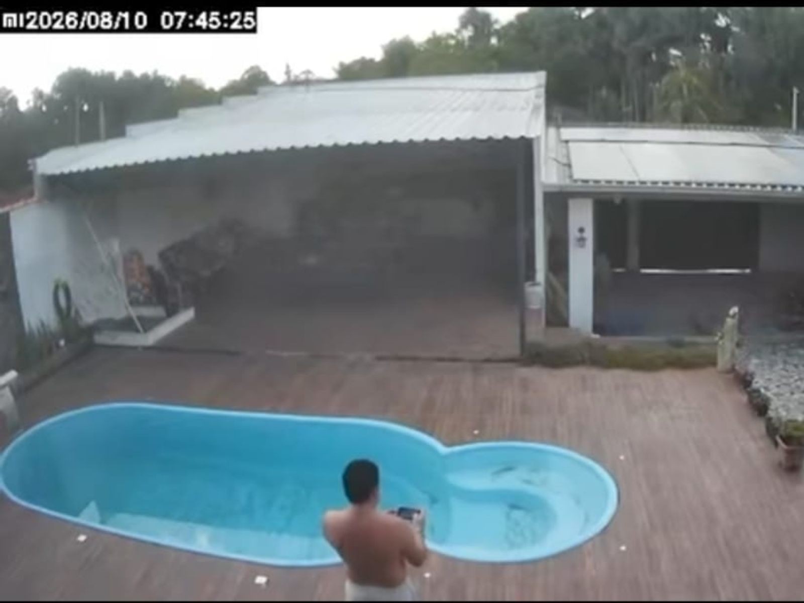 Vídeo mostra água da piscina balançando em cidade no Acre após terremoto na Colômbia