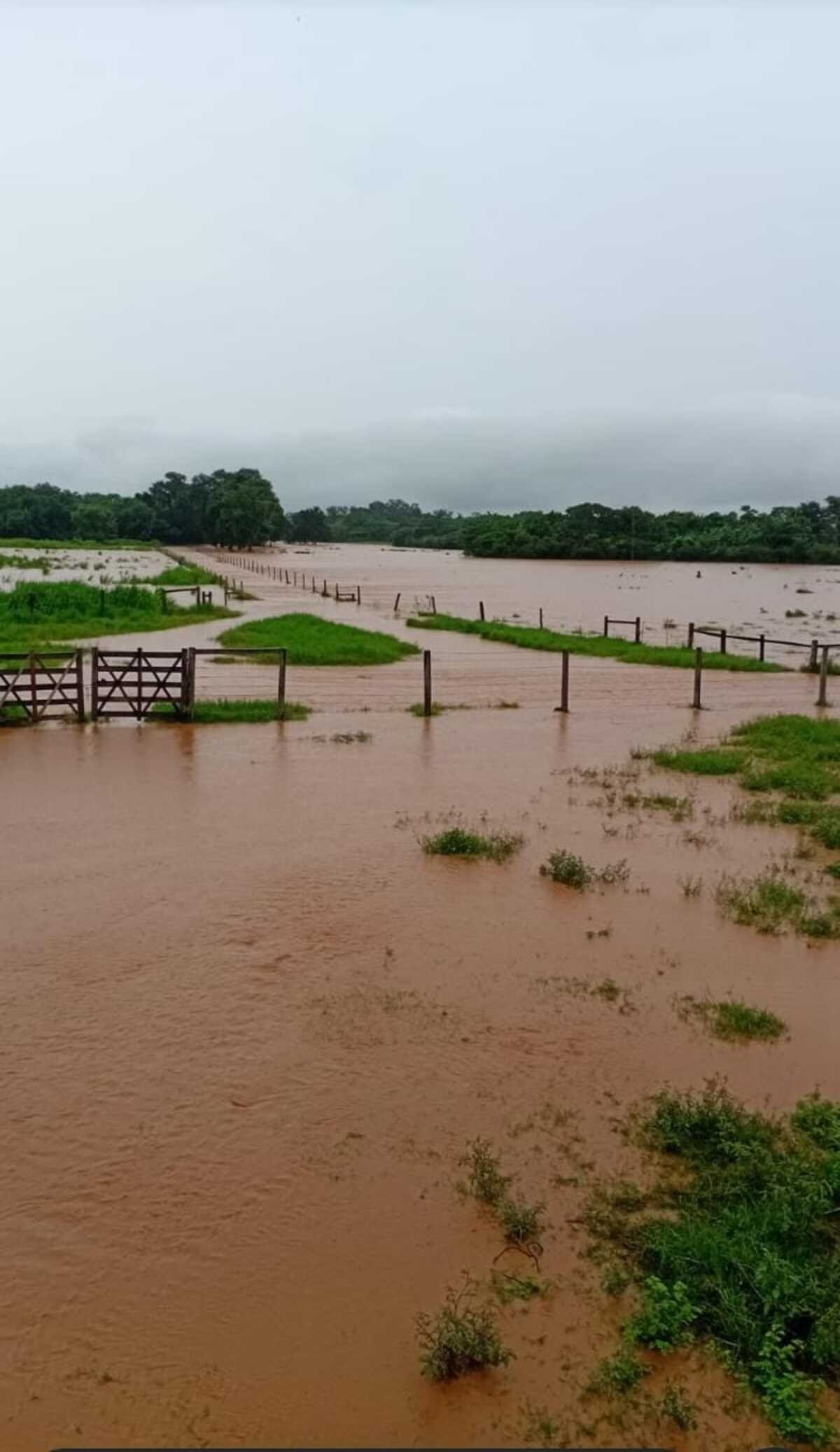 Bombeiros e Defesa Civil resgatam moradores ilhados após fortes chuvas na zona rural de São Francisco