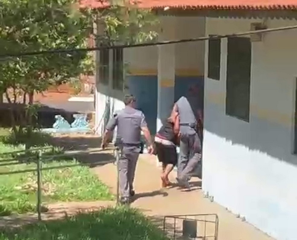 Suspeito foi capturado por policiais dentro de escola estadual, em Narandiba (SP) — Foto: Redes sociais