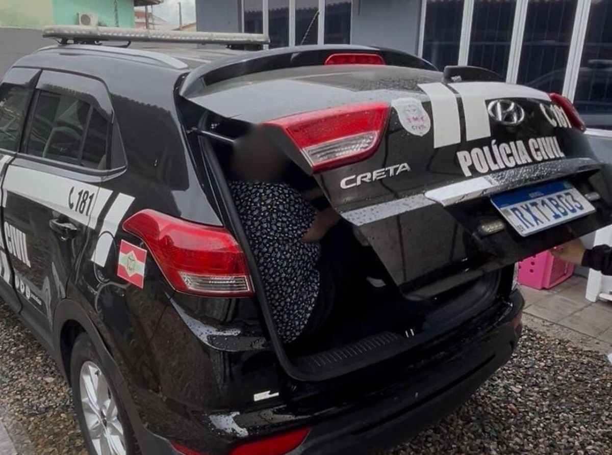 Mulher é presa em SC suspeita de permitir abusos sexuais contra os próprios filhos de 9 e 11 anos 
