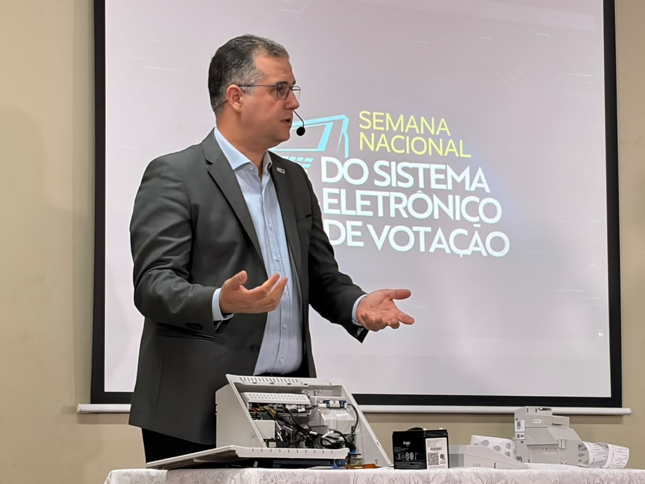 TSE abre urna eletrônica e apresenta sistema de votação a estudantes do ensino médio do DF