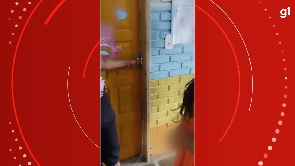 Diretora foi filmada brincando com pênis de borracha em escola de Cachoeiro de Itapemirim, no Espírito Santo — Foto: Reprodução/ Redes Sociais