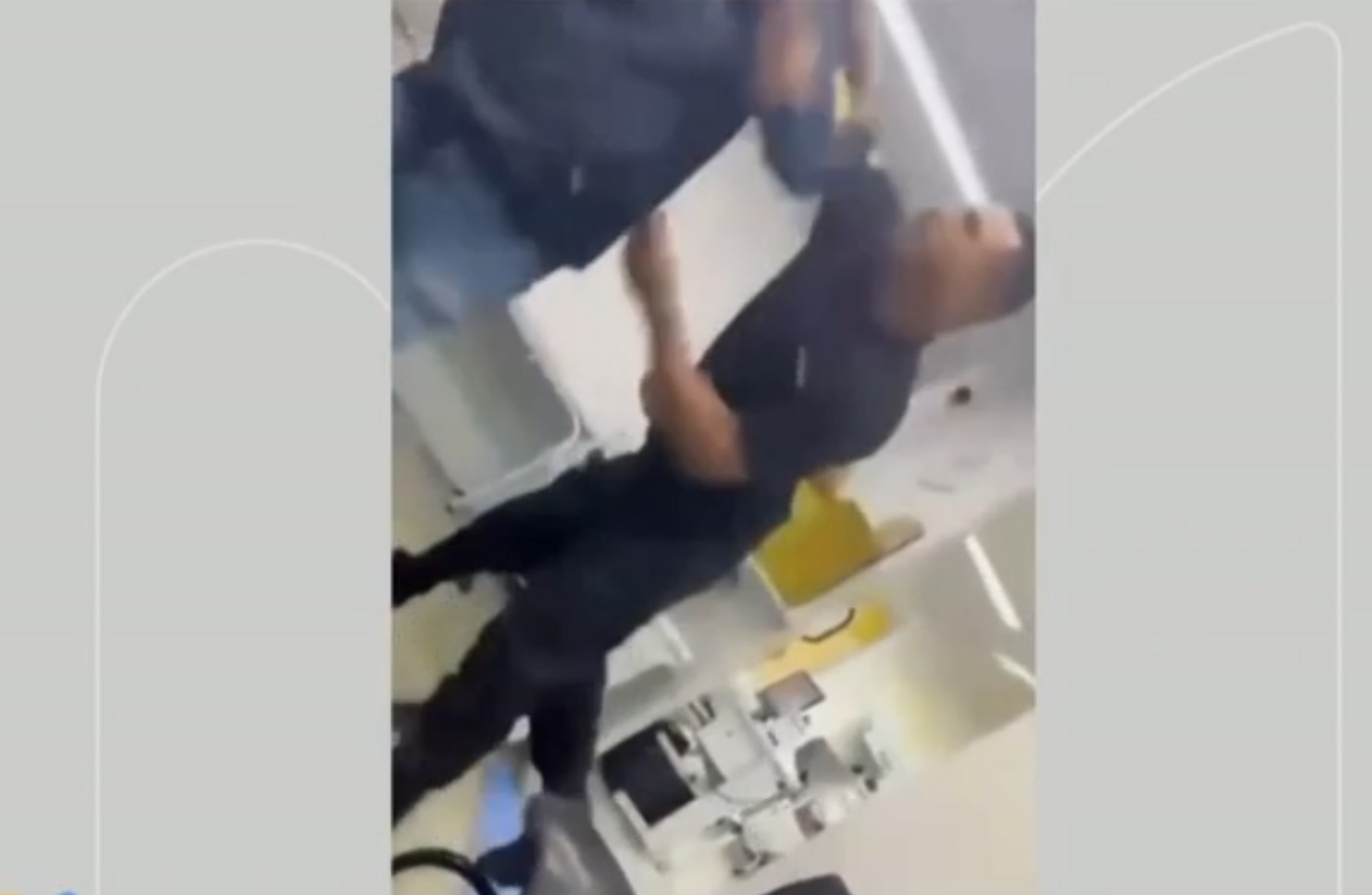 Vídeo mostra pai de paciente levando socos de segurança de UPA em Cabo Frio; profissional foi afastado