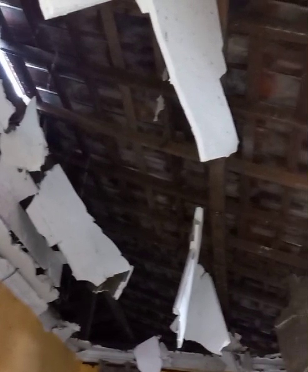 Raio destrói teto de casa em Itapororoca — Foto: Reprodução/TV Cabo Branco