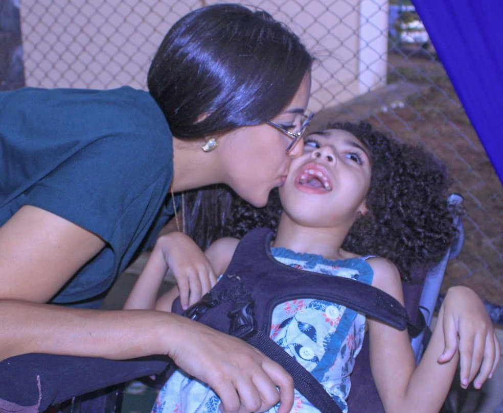 Adagilsa (mãe) e Emilly (filha), diagnosticada com Síndrome Congênita do Zika Vírus — Foto: Divulgação