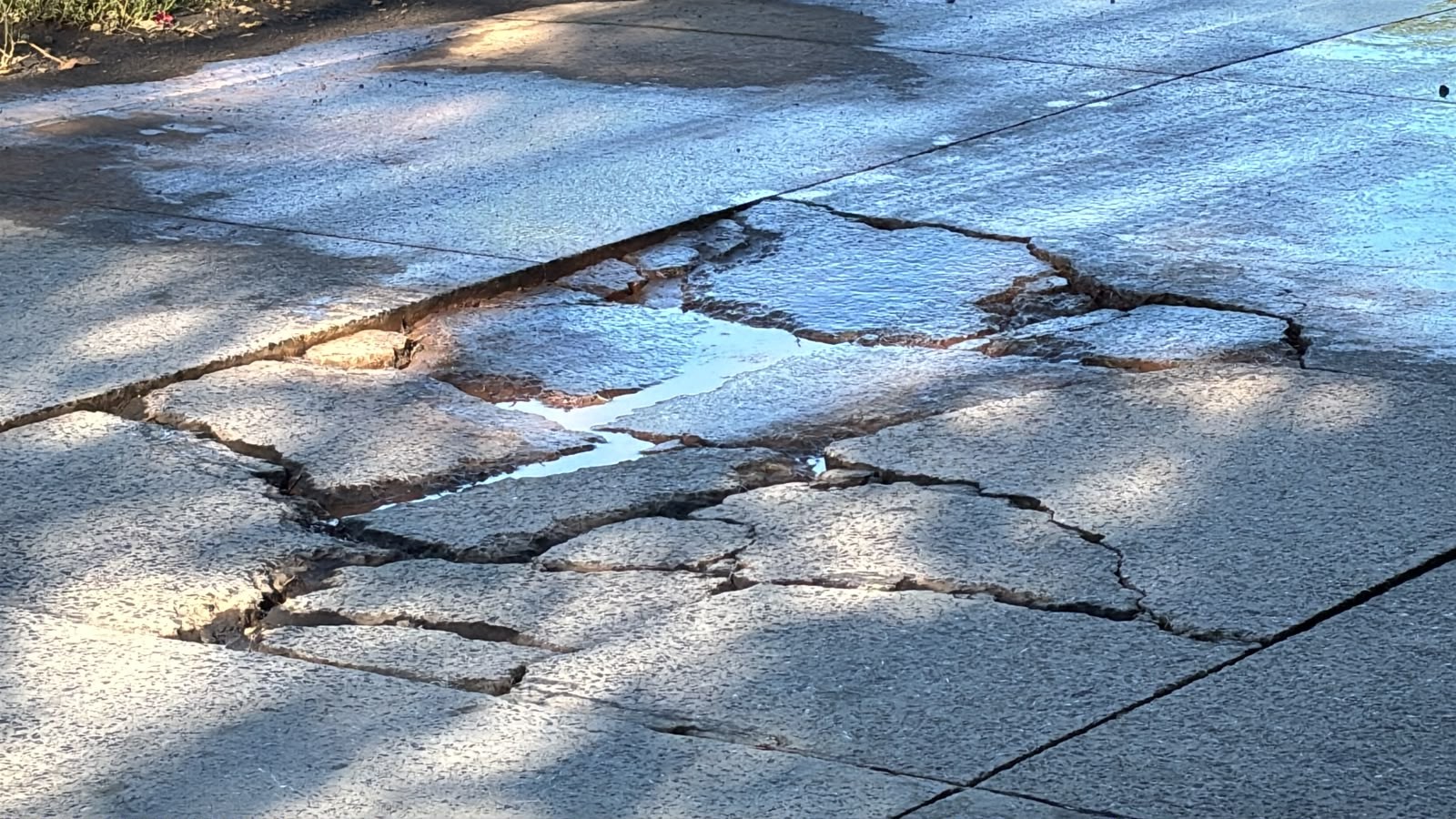 Ruas de concreto com promessa de durar 20 anos esburacam em Piracicaba e prefeitura usa asfalto em remendos