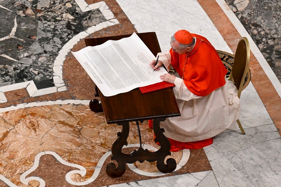 Cardeal Kevin Joseph Farrell assina rogito com feitos do papa Francisco, em 25 de abril de 2025 — Foto: Vaticano