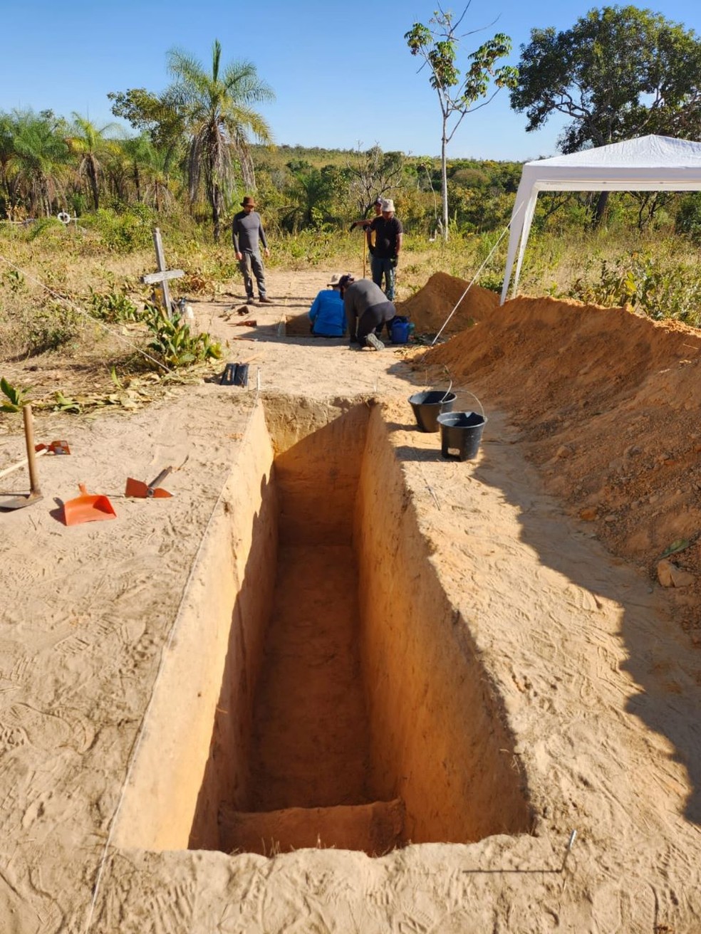 Vala comum sendo escavada por pesquisadores em MT — Foto: Cláudia Regina Plens