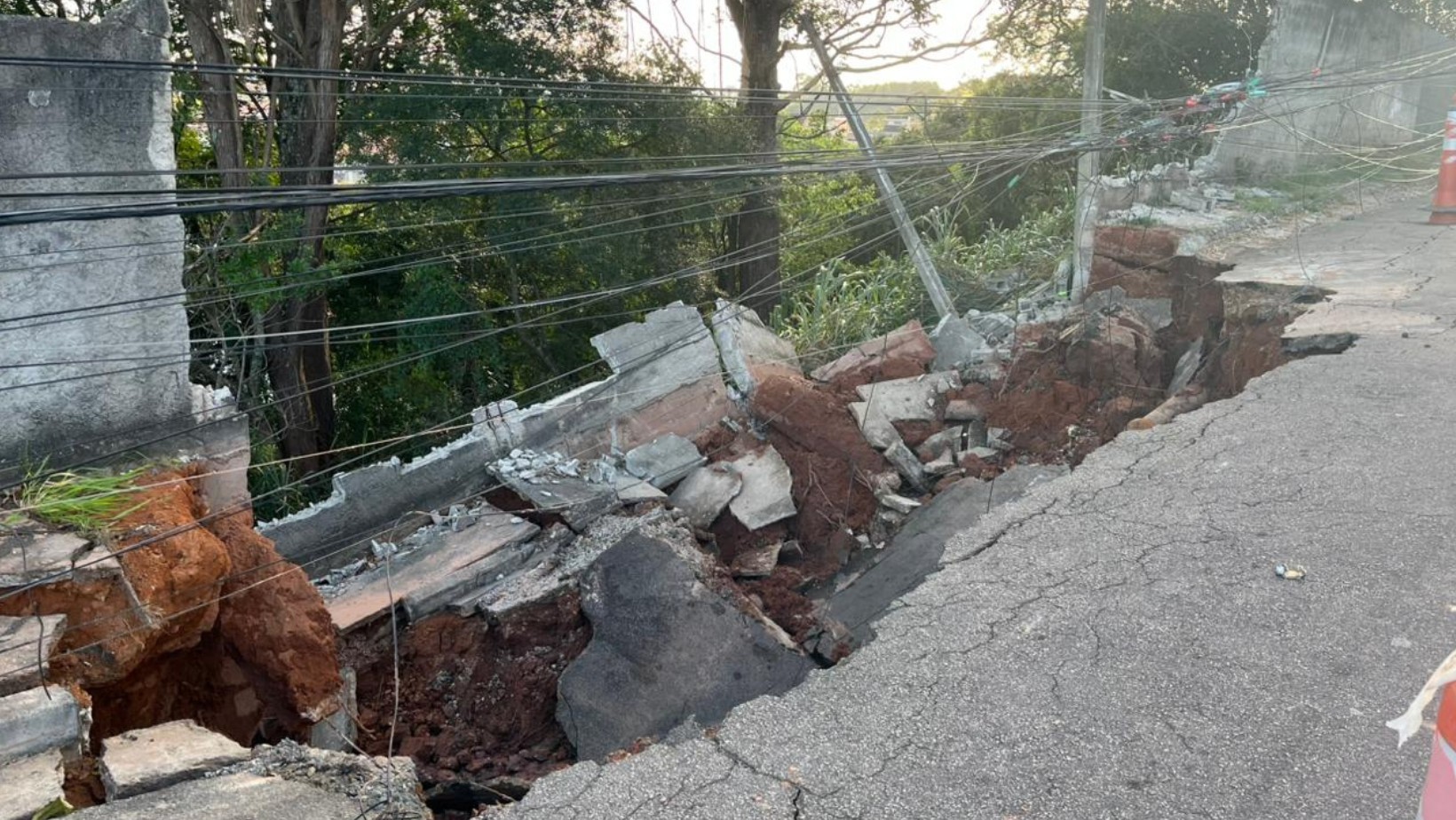 Homem eletrocutado após queda de poste teve mais de 50% do corpo queimado e está internado em estado grave, em São José dos Campos