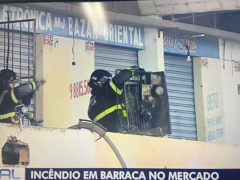 Bombeiros retiram produtos que queimram em incêndio para evitar novos focos, Maceió — Foto: Reprodução