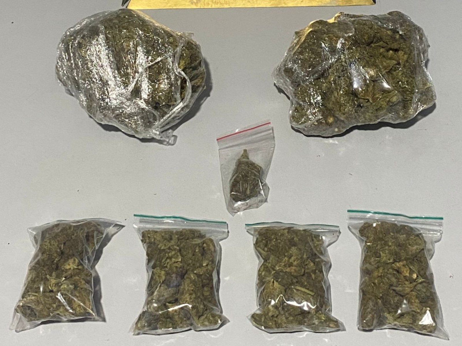 Suspeito de tráfico esconde drogas na casa da ex e tenta forçá‑la a assumir crime em Ipatinga