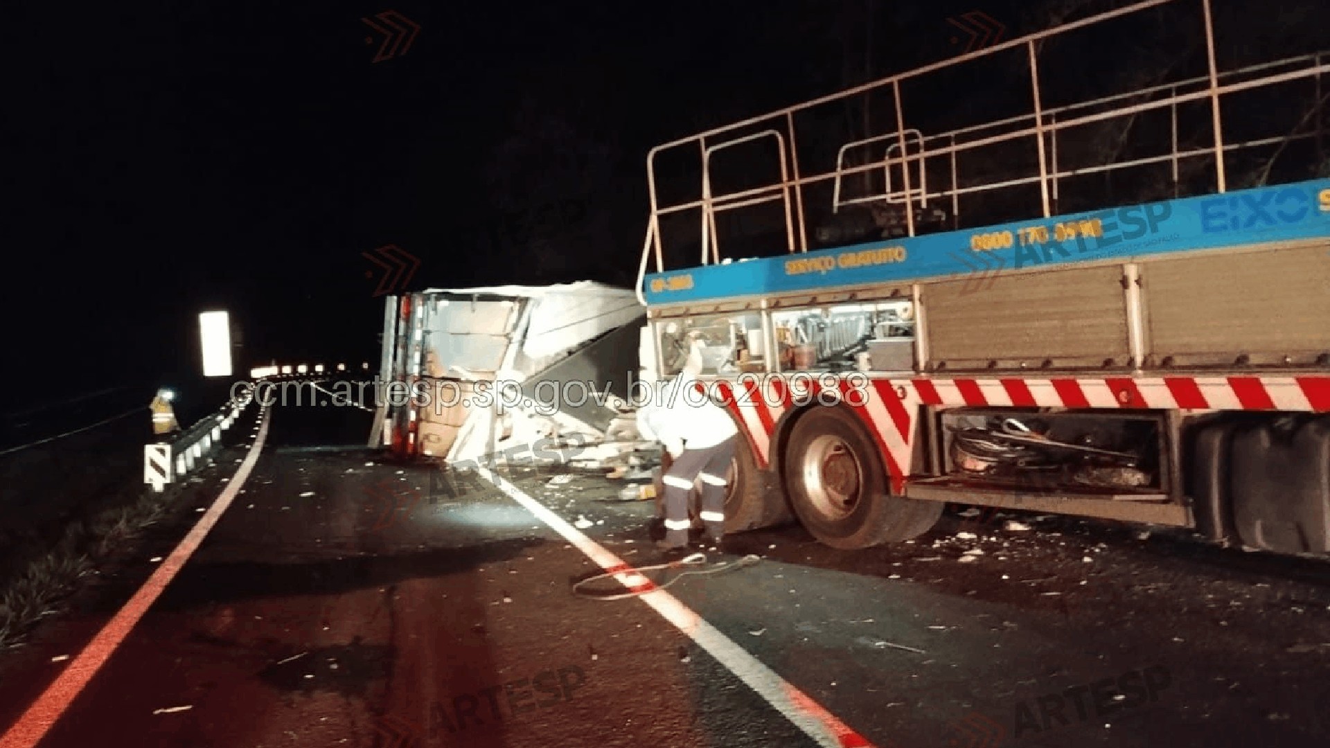 Motorista de carreta fica gravemente ferido em acidente com ônibus na SP-225 em Dois Córregos