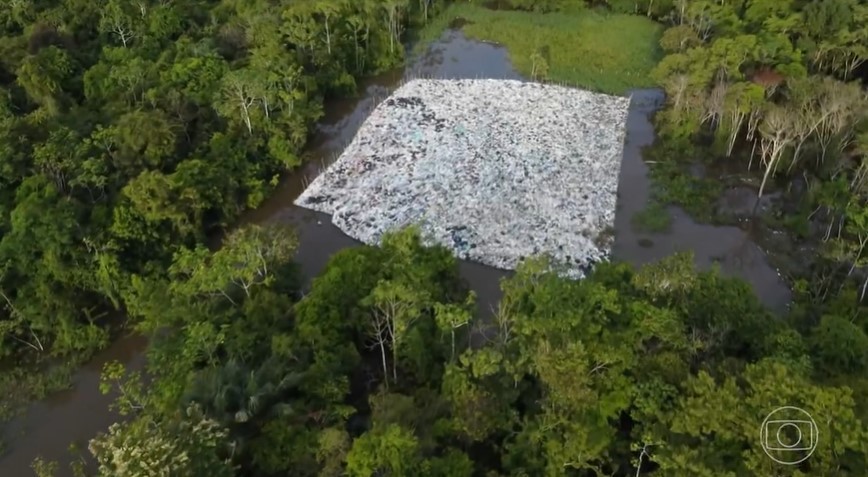 Período de seca expõe os riscos do lixão a céu aberto na tríplice fronteira de Brasil, Colômbia e Peru 