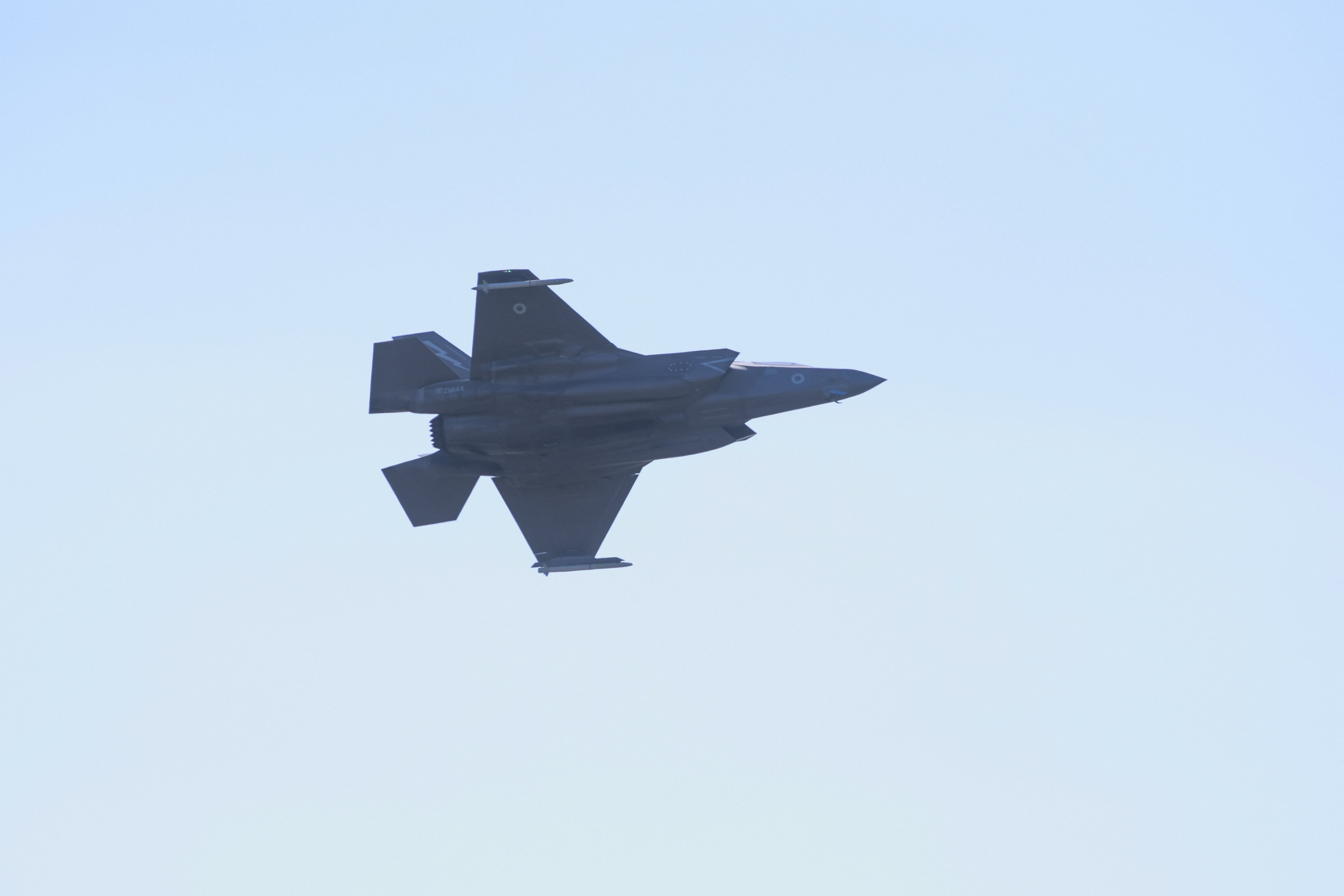 Lançados com uma força 20 vezes maior que a gravidade: os efeitos de uma ejeção de um caça no corpo humano