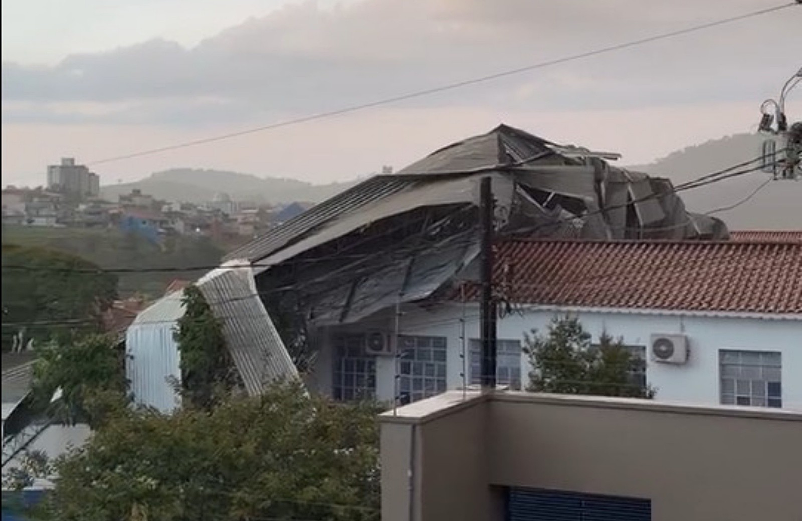 Vendaval causa destelhamentos, queda de árvores e deixa famílias desalojadas em Monte Sião