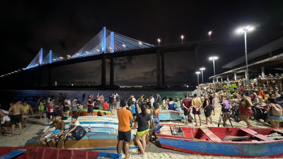 População na praia da Redinha, à noite, em Natal — Foto: Kleber Teixeira/Inter TV Cabugi