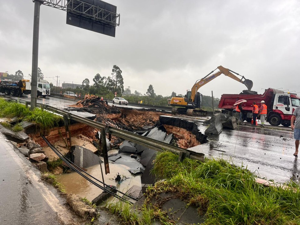 Cratera no km 181 da BR-101, em trecho que corta a cidade de Biguaçu (SC) — Foto: Carolina Fernandes/NSC TV