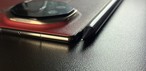 Huawei Mate XT Ultimate Design aberto ao lado de um lápis, para comparar a espessura