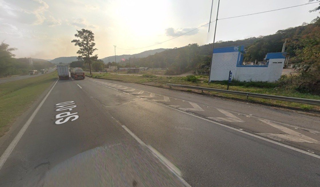 Motorista morre após carreta sair da pista, bater em construção e tombar na Fernão Dias, em Vargem