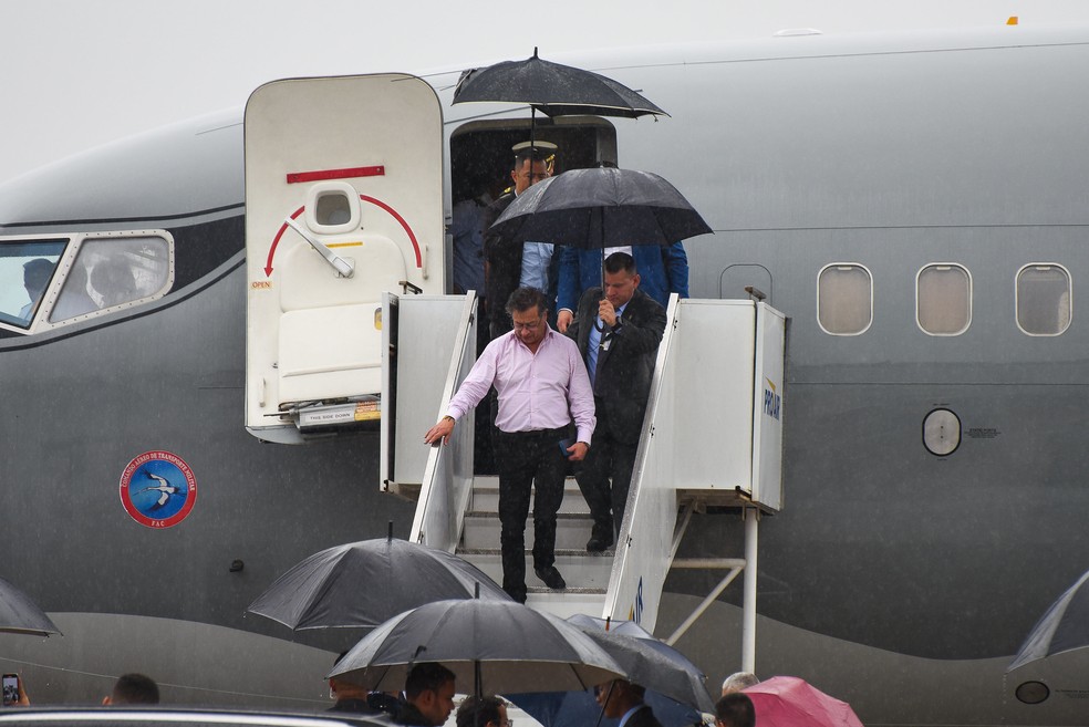 Presidente da Colômbia, Gustavo Petro, ao chegar ao Aeroporto do Galeão para participar do G20 — Foto: Alex Ferro/G20