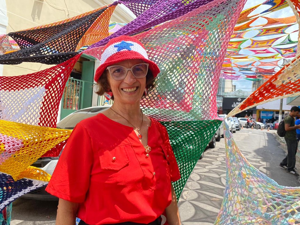 Artesã leva na cabeça a própria produção em crochê. — Foto: Juliana Bessa / g1