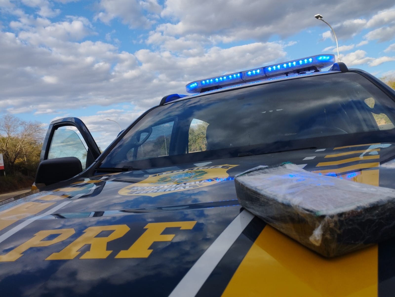 Motorista inabilitada é presa com pasta base de cocaína na BR-251 ao fazer ultrapassagem proibida