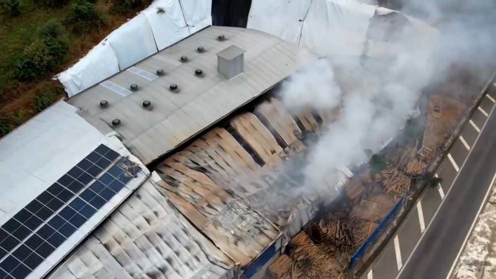 Fábrica de ração pega fogo em Alegre, Espírito Santo — Foto: Reprodução/TV Gazeta
