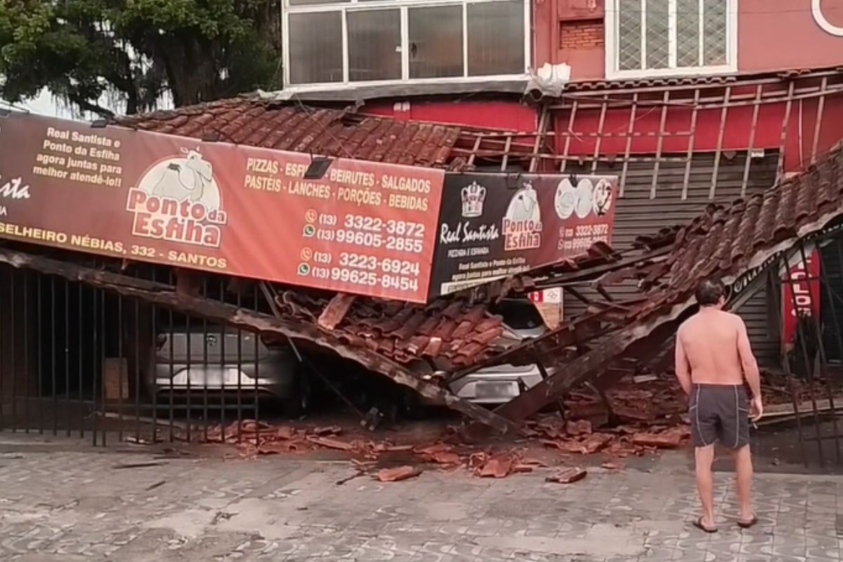 Carro invade comércios e estrutura de telhado desaba no litoral de SP; VÍDEO