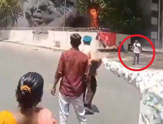 Andando e com celular na mão: novo VÍDEO mostra sobrevivente se afastando do fogo após queda e explosão de avião da Air India