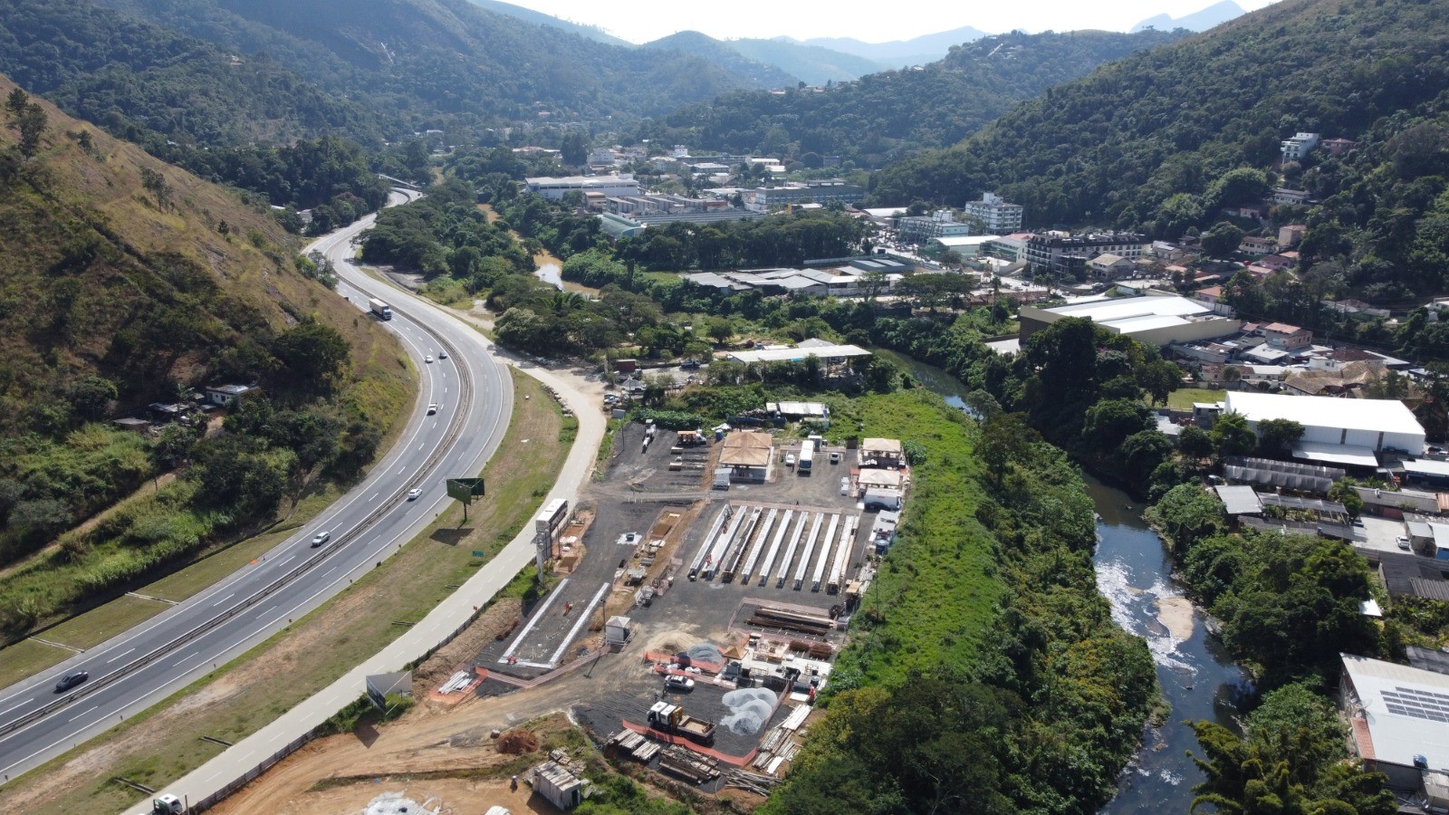 Instalação de vigas da nova Ponte do Arranha-Céu fecha acesso ao Km 58 por quatro dias em Itaipava