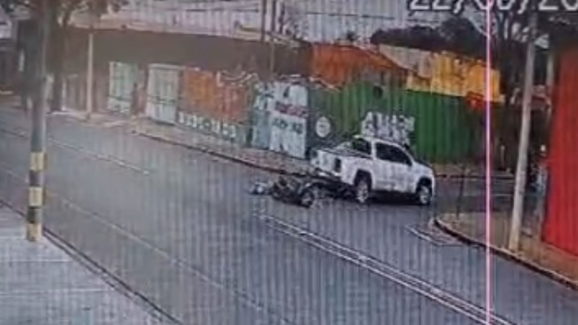 VÍDEO: Mulher morre em batida entre moto e caminhonete de sargento da PM em Uberaba