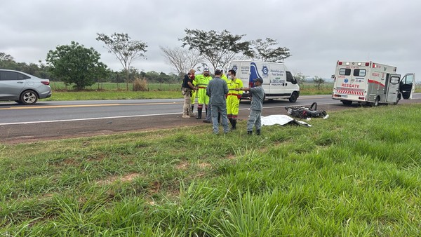 Homem morre ao bater moto em caminhão-tanque na BR-153 em Rio Preto