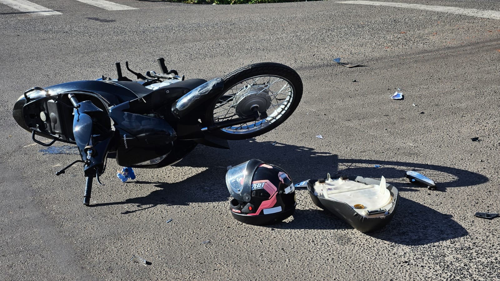 Colisão entre carro e motocicleta deixa homem ferido na Avenida Presidente Roosevelt, em Dracena