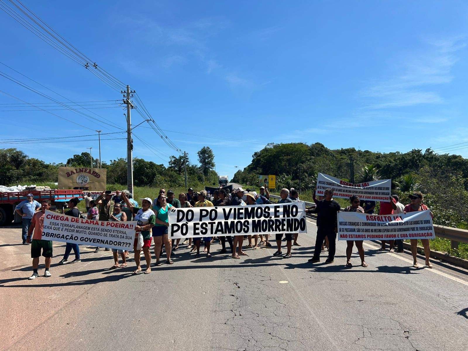Moradores protestam por atraso em obras de asfaltamento em ramais da BR-174 e bloqueiam trecho da rodovia