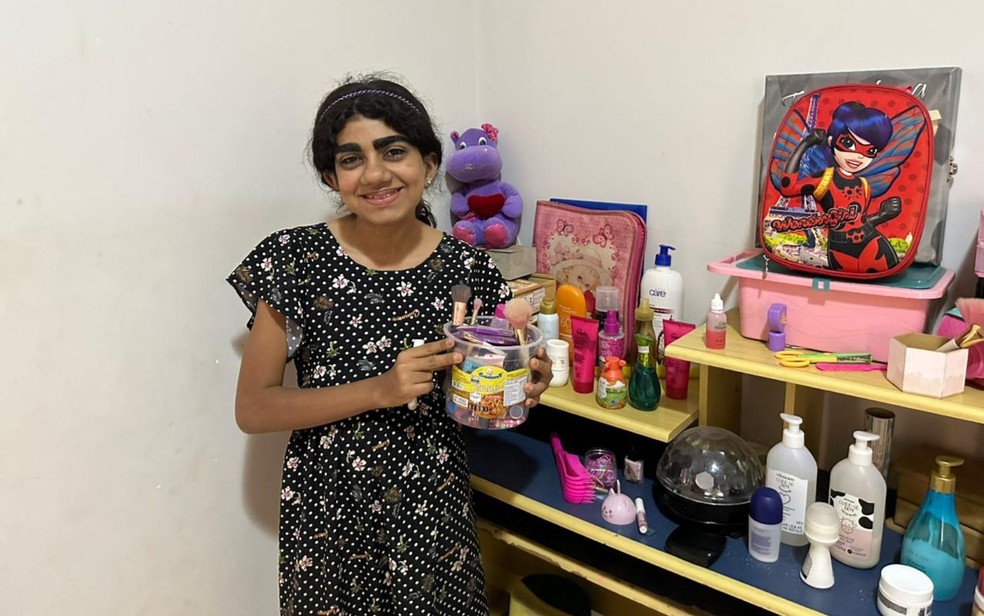 Kemilly Vitória mostra o quarto e os diversos produtos para se arrumar - Goiás — Foto: Augusto Sobrinho/g1 Goiás