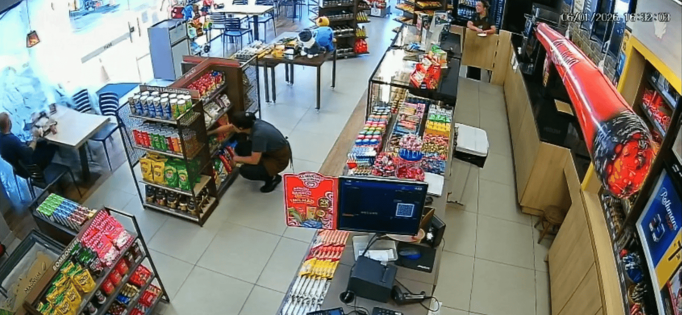 Carro invade e destrói loja de conveniência em posto de gasolina no Butantã, na Zona Oeste de SP