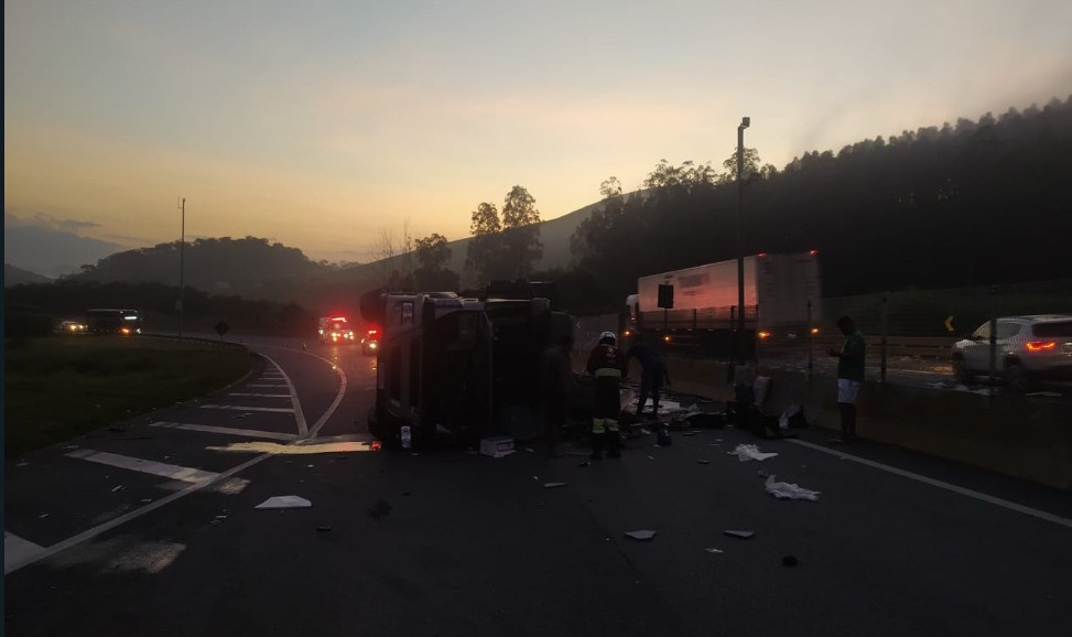 Tombamento de caminhão com carga de granito interdita a Dutra em Lavrinhas, SP